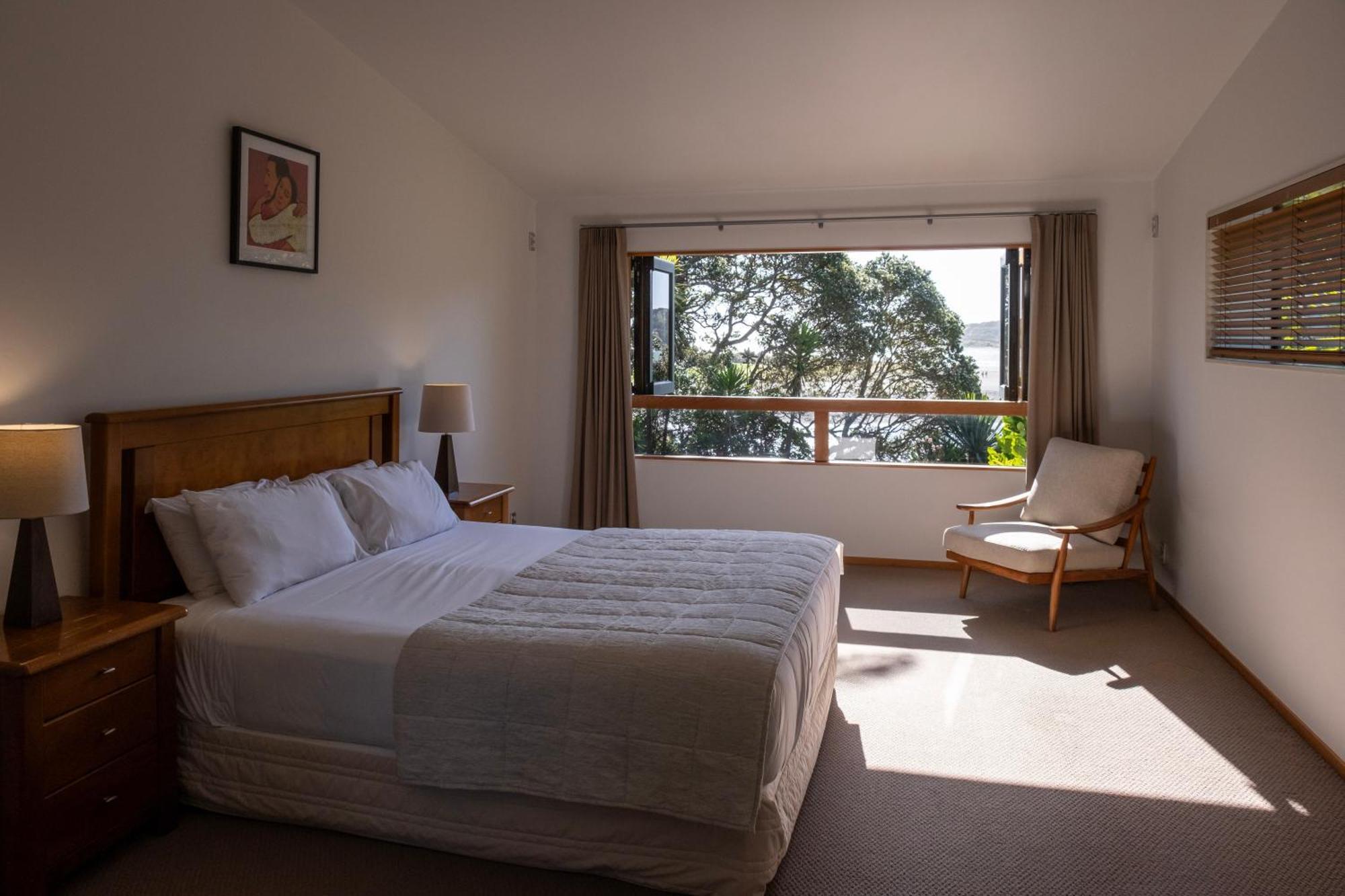Bow Street Apartments & Cottage Раглан Екстериор снимка