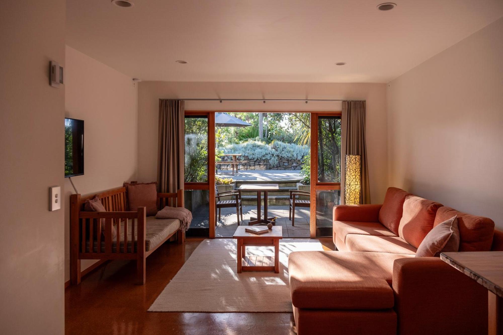 Bow Street Apartments & Cottage Раглан Екстериор снимка