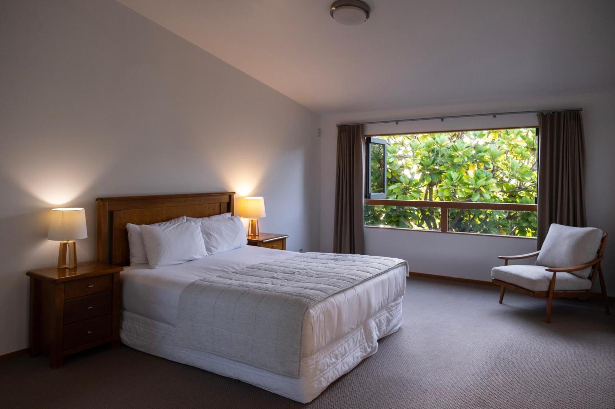 Bow Street Apartments & Cottage Раглан Екстериор снимка