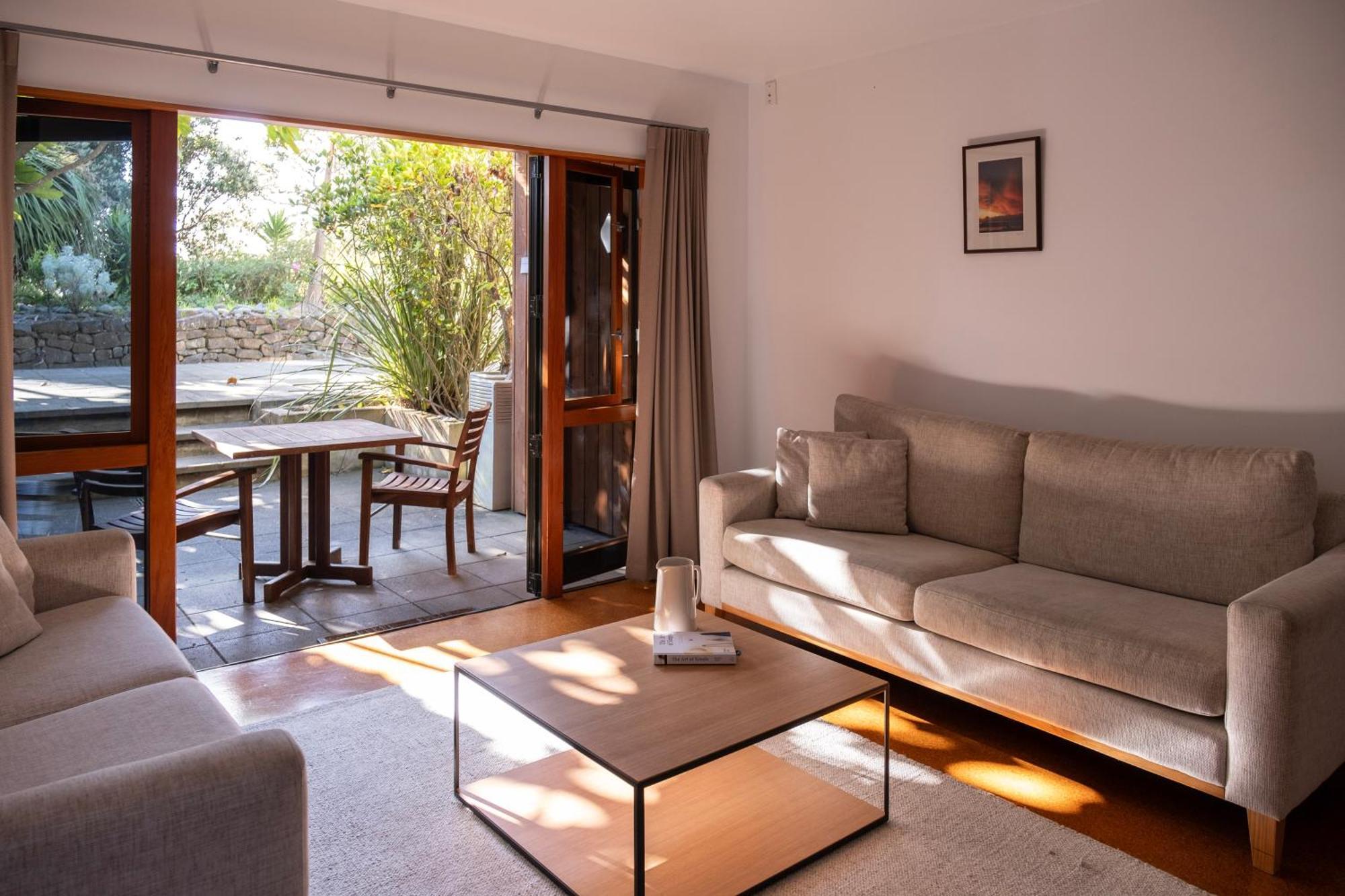 Bow Street Apartments & Cottage Раглан Екстериор снимка