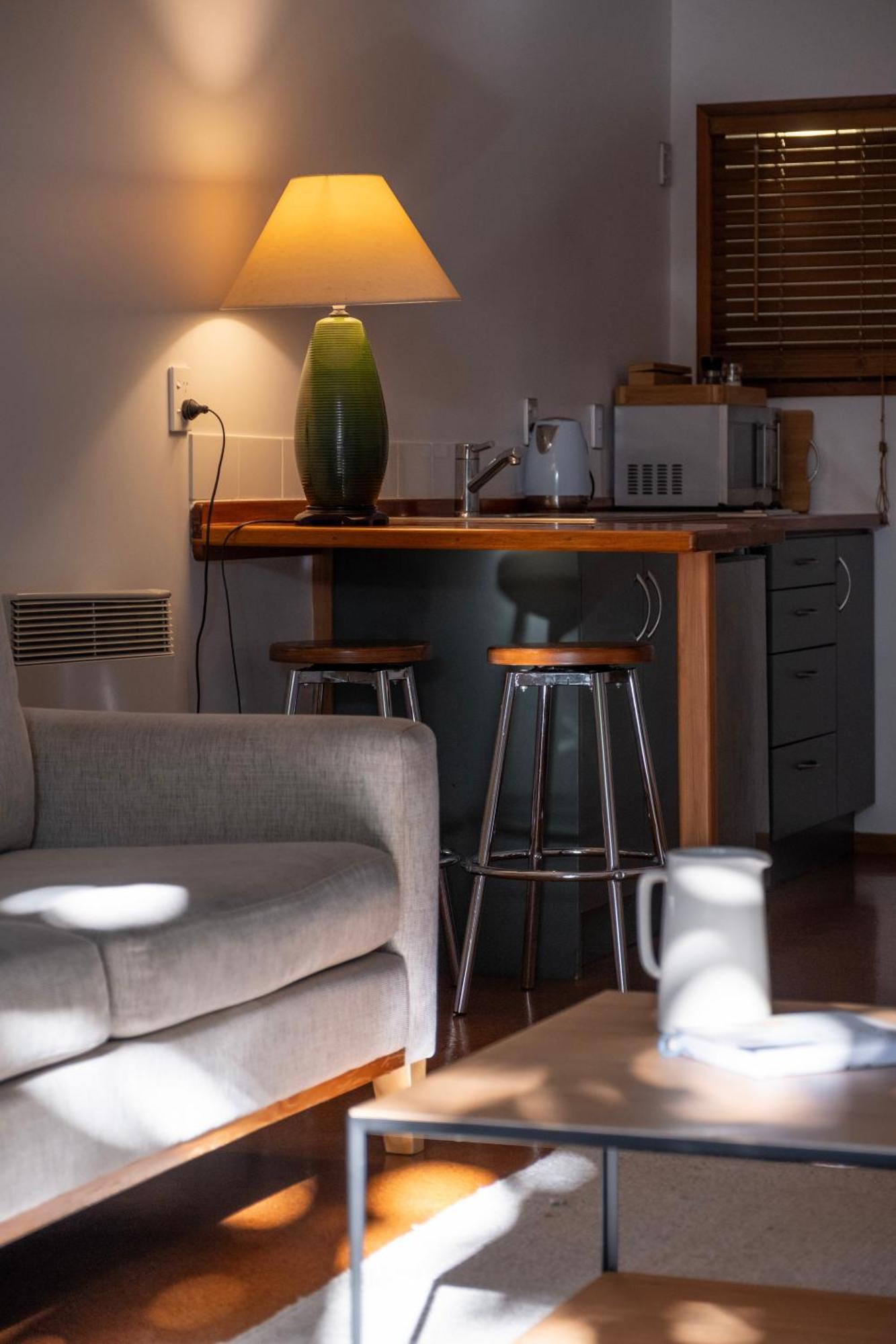 Bow Street Apartments & Cottage Раглан Екстериор снимка